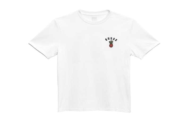 ショーン・ワザーズプーン x GUESS Jeans U.S.A. のコラボTシャツ一覧 西海岸の陽気な雰囲気を体現した夏にガシガシ着たいS/S Tシャツが豊富にラインアップ 先日、“VOTE FORWARD”の覇者として一躍世界にその名を知らしめたSean Wotherspoon(ショーン・ワザーズプーン)は、〈GUESS Jeans U.S.A.(ゲス ジーンズ U.S.A.)〉とのコラボレーションを予告するティーザーを投稿していた。本稿では、そのコレクションにラインアップするTシャツにクローズアップしたい。 人気の中心は『Round Two』のオーナーらしく、ボディ、袖、衿のリブ、ロゴで配色を変えたカラフルなS/Sだろう。また、ボーダーTシャツはピッチ違いで2種類。そして、コレクションタイトルである“GUESS Farmers Market”の文字をU字状に背面プリントした一枚は、パイナップルのアクセントがトロピカルな印象を与えてくれる。 夏にガシガシ愛用したい注目のダブルネームは、5月5日(現地時間)より発売開始。これまでの〈GUESS〉の動きを見ると、日本へのデリバリーにはタイムラグがあるはずなので、詳細はブランドからのアップデートを待とう。 あわせて、クラシカルなストリートスタイルを提案する〈GUESS GREEN LABEL〉の最新コレクションもお見逃しなく。