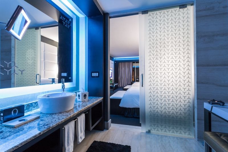 高級ホテル Hilton と Dell が提供するゲーマーのための特別宿泊プラン Alienware Room パナマの海を一望できる絶好のロケーションに最高スペックの設備を準備したゲーマー垂涎の一室