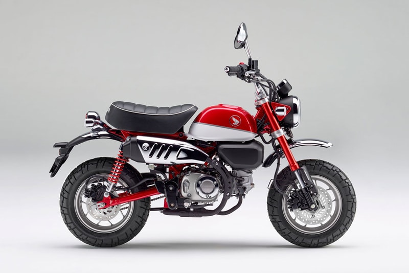 Honda がミニレジャーバイクの名作“モンキー”がスケールアップを遂げて復活 “アソビの達人”をコンセプトに掲げ、50ccから125ccに生まれ変わった趣味性の高い一台が完成 「Honda（本田技研工業）」が1967年に国内販売を開始したMonkey（モンキー）は、コンパクトで愛らしいスタイリングで今なおバイク乗りから根強い人気を誇るミニバイクの傑作だ。その『多摩テック』の遊具Z100のDNAを引き継ぐ二輪車が、“モンキー125”として復活。“アソビの達人”をコンセプトに掲げ、走る楽しさを広げた原付二種は、従来の50ccモデルの特徴であるシンプル、コンパクト、愛らしさなどの不変的な魅力を踏襲しつつ、趣味性の高いモデルに仕上がっている。エンジンは空冷・4ストローク・OHC単気筒に4速マニュアルトランスミッションを組み合わせ、市街地で多用する回転域では力強く、ツーリング走行ではスムーズさを楽しめる出力特性を発揮。また、12インチのブロックパターンタイプのタイヤ、しなやかさと剛性を兼ね備えたバックボーンフレーム、バネ下重量を軽減する倒立フロントフォーク、強度を確保した専用設計のスイングアームなど、各パーツに「Honda」の妥協なきこだわりが反映され、コンパクトな車体ながらもどこまでも走りたくなるような操縦性を実現している。  世界を広げる小さな相棒として125ccにスケールアップを遂げたモンキー125は、通常タイプとABSタイプの2種類展開で、7月12日（木）より発売開始。詳細は、こちらからご確認を。  生産終了が決定したBeetleのDNAを継承するドイツの修理会社の独自モデルや、「LVMH（モエ・ヘネシー・ルイ・ヴィトン）」の最高経営責任者（CEO）Bernard Arnault（ベルナール・アルノー）が1990年に購入した「Peugeot（プジョー）」の205 GTIなど、その他の自動車関連ニュースもお見逃しなく。