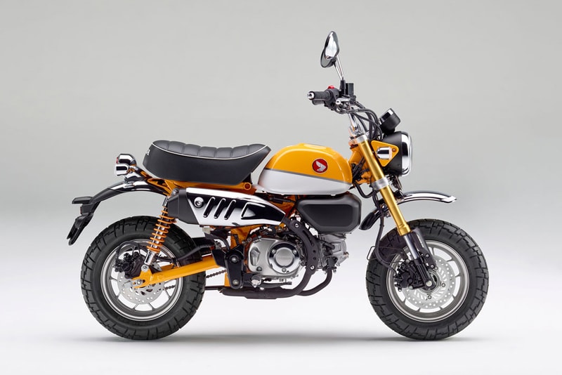 Honda がミニレジャーバイクの名作“モンキー”がスケールアップを遂げて復活 “アソビの達人”をコンセプトに掲げ、50ccから125ccに生まれ変わった趣味性の高い一台が完成 「Honda（本田技研工業）」が1967年に国内販売を開始したMonkey（モンキー）は、コンパクトで愛らしいスタイリングで今なおバイク乗りから根強い人気を誇るミニバイクの傑作だ。その『多摩テック』の遊具Z100のDNAを引き継ぐ二輪車が、“モンキー125”として復活。“アソビの達人”をコンセプトに掲げ、走る楽しさを広げた原付二種は、従来の50ccモデルの特徴であるシンプル、コンパクト、愛らしさなどの不変的な魅力を踏襲しつつ、趣味性の高いモデルに仕上がっている。エンジンは空冷・4ストローク・OHC単気筒に4速マニュアルトランスミッションを組み合わせ、市街地で多用する回転域では力強く、ツーリング走行ではスムーズさを楽しめる出力特性を発揮。また、12インチのブロックパターンタイプのタイヤ、しなやかさと剛性を兼ね備えたバックボーンフレーム、バネ下重量を軽減する倒立フロントフォーク、強度を確保した専用設計のスイングアームなど、各パーツに「Honda」の妥協なきこだわりが反映され、コンパクトな車体ながらもどこまでも走りたくなるような操縦性を実現している。  世界を広げる小さな相棒として125ccにスケールアップを遂げたモンキー125は、通常タイプとABSタイプの2種類展開で、7月12日（木）より発売開始。詳細は、こちらからご確認を。  生産終了が決定したBeetleのDNAを継承するドイツの修理会社の独自モデルや、「LVMH（モエ・ヘネシー・ルイ・ヴィトン）」の最高経営責任者（CEO）Bernard Arnault（ベルナール・アルノー）が1990年に購入した「Peugeot（プジョー）」の205 GTIなど、その他の自動車関連ニュースもお見逃しなく。