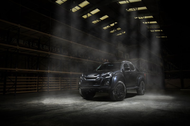 ISUZU が10台限定で生産した重厚感満載のピックアップトラック D-Max AT35  悪路対応力を高める35インチの巨大タイヤと漆黒の外装が男心をくすぐる老舗自動車メーカーの意欲作 「ISUZU（いすゞ自動車）」が展開する悪路対応力を高めたピックアップトラック、D-Max AT35より、“Stealth”と名付けられたリミテッドエディションが登場。10台限定としてベールを脱いだ同モデルは、ルーフバーからラジエーターグリル、霧灯のトリムまで、すべてをブラックで統一した重厚感漂う仕上がりとなっている。一方、マネージングディレクターが自信を持って提案する内装は同モデル専用の特注デザインであり、キルトカットを組み込んだ高級感満載のビスポークレザー製シートが男心をくすぐってくる。  D-Max “D-Max”のデザインならびに機能性の詳細は、「ISUZU」の英国版サイトからご確認を。  クルマ好きの方は、英国発の気鋭カスタムビルダー「Chelsea Truck Co.（チェルシー・トラック・カンパニー）」が手がけたLand Rover Defender（ランドローバー ディフェンダー）や、「Mercedes-Benz（メルセデス・ベンツ）」の新型G63など、その他のオフロードモデルもあわせてチェックしてみてはいかがだろうか。