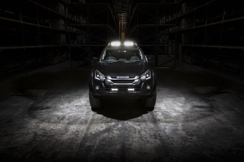 ISUZU が10台限定で生産した重厚感満載のピックアップトラック D-Max AT35  悪路対応力を高める35インチの巨大タイヤと漆黒の外装が男心をくすぐる老舗自動車メーカーの意欲作 「ISUZU（いすゞ自動車）」が展開する悪路対応力を高めたピックアップトラック、D-Max AT35より、“Stealth”と名付けられたリミテッドエディションが登場。10台限定としてベールを脱いだ同モデルは、ルーフバーからラジエーターグリル、霧灯のトリムまで、すべてをブラックで統一した重厚感漂う仕上がりとなっている。一方、マネージングディレクターが自信を持って提案する内装は同モデル専用の特注デザインであり、キルトカットを組み込んだ高級感満載のビスポークレザー製シートが男心をくすぐってくる。  D-Max “D-Max”のデザインならびに機能性の詳細は、「ISUZU」の英国版サイトからご確認を。  クルマ好きの方は、英国発の気鋭カスタムビルダー「Chelsea Truck Co.（チェルシー・トラック・カンパニー）」が手がけたLand Rover Defender（ランドローバー ディフェンダー）や、「Mercedes-Benz（メルセデス・ベンツ）」の新型G63など、その他のオフロードモデルもあわせてチェックしてみてはいかがだろうか。