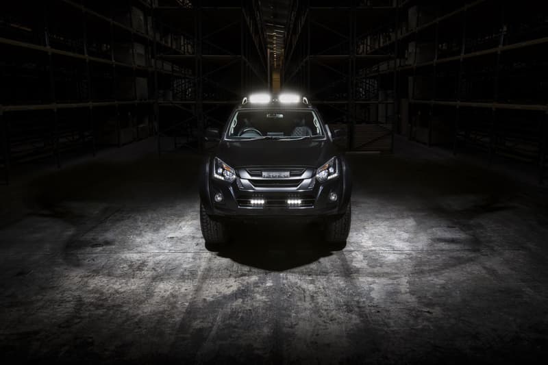 ISUZU が10台限定で生産した重厚感満載のピックアップトラック D-Max AT35 悪路対応力を高める35インチの巨大タイヤと漆黒の外装が男心をくすぐる老舗自動車メーカーの意欲作 「ISUZU(いすゞ自動車)」が展開する悪路対応力を高めたピックアップトラック、D-Max AT35より、“Stealth”と名付けられたリミテッドエディションが登場。10台限定としてベールを脱いだ同モデルは、ルーフバーからラジエーターグリル、霧灯のトリムまで、すべてをブラックで統一した重厚感漂う仕上がりとなっている。一方、マネージングディレクターが自信を持って提案する内装は同モデル専用の特注デザインであり、キルトカットを組み込んだ高級感満載のビスポークレザー製シートが男心をくすぐってくる。 D-Max “D-Max”のデザインならびに機能性の詳細は、「ISUZU」の英国版サイトからご確認を。 クルマ好きの方は、英国発の気鋭カスタムビルダー「Chelsea Truck Co.(チェルシー・トラック・カンパニー)」が手がけたLand Rover Defender(ランドローバー ディフェンダー)や、「Mercedes-Benz(メルセデス・ベンツ)」の新型G63など、その他のオフロードモデルもあわせてチェックしてみてはいかがだろうか。