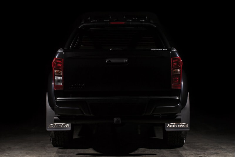 ISUZU が10台限定で生産した重厚感満載のピックアップトラック D-Max AT35  悪路対応力を高める35インチの巨大タイヤと漆黒の外装が男心をくすぐる老舗自動車メーカーの意欲作 「ISUZU（いすゞ自動車）」が展開する悪路対応力を高めたピックアップトラック、D-Max AT35より、“Stealth”と名付けられたリミテッドエディションが登場。10台限定としてベールを脱いだ同モデルは、ルーフバーからラジエーターグリル、霧灯のトリムまで、すべてをブラックで統一した重厚感漂う仕上がりとなっている。一方、マネージングディレクターが自信を持って提案する内装は同モデル専用の特注デザインであり、キルトカットを組み込んだ高級感満載のビスポークレザー製シートが男心をくすぐってくる。  D-Max “D-Max”のデザインならびに機能性の詳細は、「ISUZU」の英国版サイトからご確認を。  クルマ好きの方は、英国発の気鋭カスタムビルダー「Chelsea Truck Co.（チェルシー・トラック・カンパニー）」が手がけたLand Rover Defender（ランドローバー ディフェンダー）や、「Mercedes-Benz（メルセデス・ベンツ）」の新型G63など、その他のオフロードモデルもあわせてチェックしてみてはいかがだろうか。