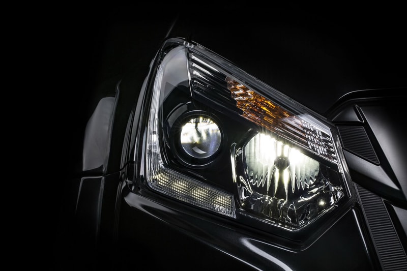 ISUZU が10台限定で生産した重厚感満載のピックアップトラック D-Max AT35  悪路対応力を高める35インチの巨大タイヤと漆黒の外装が男心をくすぐる老舗自動車メーカーの意欲作 「ISUZU（いすゞ自動車）」が展開する悪路対応力を高めたピックアップトラック、D-Max AT35より、“Stealth”と名付けられたリミテッドエディションが登場。10台限定としてベールを脱いだ同モデルは、ルーフバーからラジエーターグリル、霧灯のトリムまで、すべてをブラックで統一した重厚感漂う仕上がりとなっている。一方、マネージングディレクターが自信を持って提案する内装は同モデル専用の特注デザインであり、キルトカットを組み込んだ高級感満載のビスポークレザー製シートが男心をくすぐってくる。  D-Max “D-Max”のデザインならびに機能性の詳細は、「ISUZU」の英国版サイトからご確認を。  クルマ好きの方は、英国発の気鋭カスタムビルダー「Chelsea Truck Co.（チェルシー・トラック・カンパニー）」が手がけたLand Rover Defender（ランドローバー ディフェンダー）や、「Mercedes-Benz（メルセデス・ベンツ）」の新型G63など、その他のオフロードモデルもあわせてチェックしてみてはいかがだろうか。