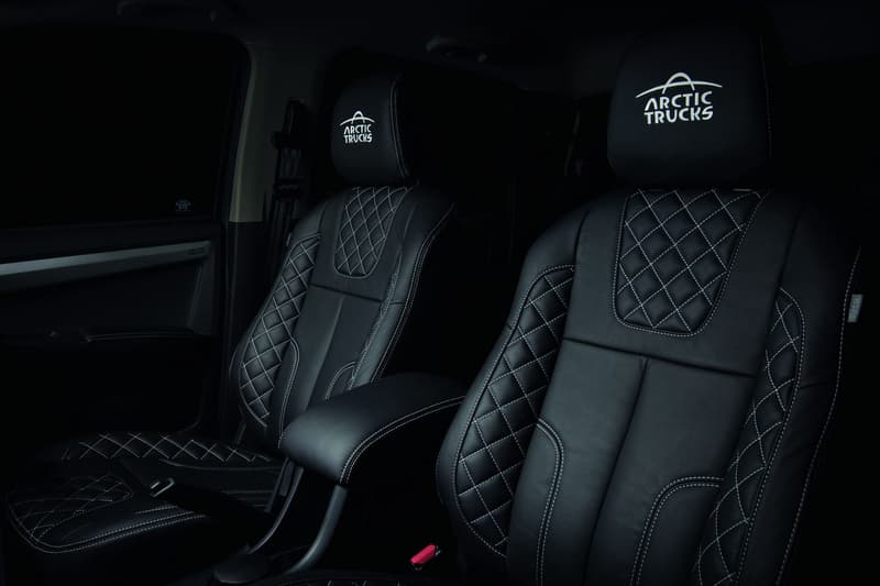 ISUZU が10台限定で生産した重厚感満載のピックアップトラック D-Max AT35 悪路対応力を高める35インチの巨大タイヤと漆黒の外装が男心をくすぐる老舗自動車メーカーの意欲作 「ISUZU(いすゞ自動車)」が展開する悪路対応力を高めたピックアップトラック、D-Max AT35より、“Stealth”と名付けられたリミテッドエディションが登場。10台限定としてベールを脱いだ同モデルは、ルーフバーからラジエーターグリル、霧灯のトリムまで、すべてをブラックで統一した重厚感漂う仕上がりとなっている。一方、マネージングディレクターが自信を持って提案する内装は同モデル専用の特注デザインであり、キルトカットを組み込んだ高級感満載のビスポークレザー製シートが男心をくすぐってくる。 D-Max “D-Max”のデザインならびに機能性の詳細は、「ISUZU」の英国版サイトからご確認を。 クルマ好きの方は、英国発の気鋭カスタムビルダー「Chelsea Truck Co.(チェルシー・トラック・カンパニー)」が手がけたLand Rover Defender(ランドローバー ディフェンダー)や、「Mercedes-Benz(メルセデス・ベンツ)」の新型G63など、その他のオフロードモデルもあわせてチェックしてみてはいかがだろうか。