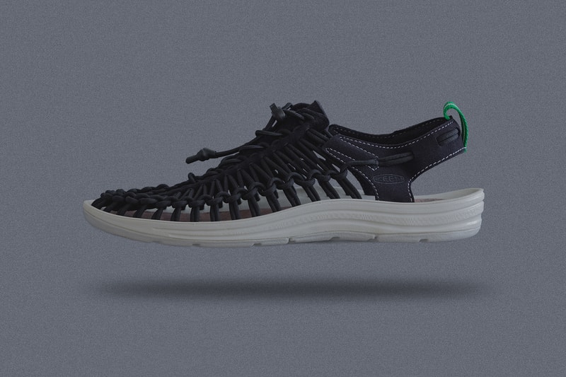 サマーシューズの代名詞 UNEEK 2型を採用した KEEN x mita sneakers コラボコレクション第3弾 心地よさをテーマに都会の喧騒や雑踏を感じさせない深夜の首都高からインスパイアされたUNEEKとUNEEK SLIDEが今週末リリース オープンエアスニーカーという革新的なコンセプトを掲げ、一躍夏季フットウェアの代名詞的存在となった〈KEEN（キーン）〉のUNEEK。その人気の火付け役となった〈KEEN〉x『mita sneakers（ミタスニーカーズ）』の名タッグが帰ってくる。  第3弾となる本コラボでクリエイティブディレクターの国井栄之が採用したのは、UNEEKとかかとのストラップを無くしたスリッパタイプのUNEEK SLIDEの全2型。今回は“Comfortable（心地よい）”をテーマに都会の喧騒や雑踏を感じさせない深夜の首都高から着想を得たカラーパレットを用いながら、クールダウン、スムーズをキーワードにUNEEKシリーズ特有の機能性を具現化。UNEEKに設置されたバンジーコードの先端には、あえて熱収縮チューブを使用することで、〈KEEN〉のモダンクラフトマンシップを強調  今作は"Comfortable(コンフォータブル)"をテーマに"都会の喧騒や雑踏を感じさせない深 夜の首都高"から着想を得たカラーパレットを用いながら"クールダウン"や"スムーズ"のキ ーワードを「UNEEK」シリーズ特有の「機能性」に照らし合わせて具現化。「UNEEK」 に設置された「バンジーコード」の先端には、敢えて「HEAT SHRINK TUBE(熱収縮チュ ーブ)」を使用する事で「KEEN」のモダンクラフトマンシップをディテールで強調している。また、第1弾、第2弾に引き続き、インソールにはコルクインソールを。さらに、スニーカーとの共存という『mita sneakers』らしいコンセプトの象徴として、どちらのモデルにも東京のアイコンカラーであるグリーン採用したカラビナをループさせるタブが配置されている。  価格はUNEEKが12,500円、UNEEK SLIDEが10,000円（どちらも税抜）で、発売日は4月21日（土）。サマーシーズンの準備に、ひとまず『mita sneakers』が提案する都市型UNEEKの購入を検討してみてはいかがだろうか。