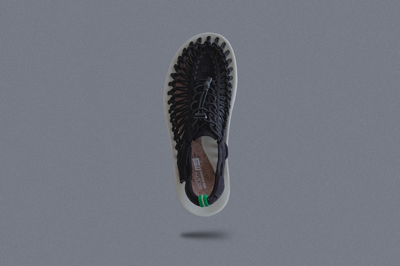 サマーシューズの代名詞 UNEEK 2型を採用した KEEN x mita sneakers コラボコレクション第3弾 心地よさをテーマに都会の喧騒や雑踏を感じさせない深夜の首都高からインスパイアされたUNEEKとUNEEK SLIDEが今週末リリース オープンエアスニーカーという革新的なコンセプトを掲げ、一躍夏季フットウェアの代名詞的存在となった〈KEEN（キーン）〉のUNEEK。その人気の火付け役となった〈KEEN〉x『mita sneakers（ミタスニーカーズ）』の名タッグが帰ってくる。  第3弾となる本コラボでクリエイティブディレクターの国井栄之が採用したのは、UNEEKとかかとのストラップを無くしたスリッパタイプのUNEEK SLIDEの全2型。今回は“Comfortable（心地よい）”をテーマに都会の喧騒や雑踏を感じさせない深夜の首都高から着想を得たカラーパレットを用いながら、クールダウン、スムーズをキーワードにUNEEKシリーズ特有の機能性を具現化。UNEEKに設置されたバンジーコードの先端には、あえて熱収縮チューブを使用することで、〈KEEN〉のモダンクラフトマンシップを強調  今作は"Comfortable(コンフォータブル)"をテーマに"都会の喧騒や雑踏を感じさせない深 夜の首都高"から着想を得たカラーパレットを用いながら"クールダウン"や"スムーズ"のキ ーワードを「UNEEK」シリーズ特有の「機能性」に照らし合わせて具現化。「UNEEK」 に設置された「バンジーコード」の先端には、敢えて「HEAT SHRINK TUBE(熱収縮チュ ーブ)」を使用する事で「KEEN」のモダンクラフトマンシップをディテールで強調している。また、第1弾、第2弾に引き続き、インソールにはコルクインソールを。さらに、スニーカーとの共存という『mita sneakers』らしいコンセプトの象徴として、どちらのモデルにも東京のアイコンカラーであるグリーン採用したカラビナをループさせるタブが配置されている。  価格はUNEEKが12,500円、UNEEK SLIDEが10,000円（どちらも税抜）で、発売日は4月21日（土）。サマーシーズンの準備に、ひとまず『mita sneakers』が提案する都市型UNEEKの購入を検討してみてはいかがだろうか。