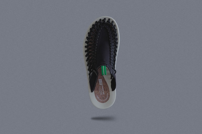 サマーシューズの代名詞 UNEEK 2型を採用した KEEN x mita sneakers コラボコレクション第3弾 心地よさをテーマに都会の喧騒や雑踏を感じさせない深夜の首都高からインスパイアされたUNEEKとUNEEK SLIDEが今週末リリース オープンエアスニーカーという革新的なコンセプトを掲げ、一躍夏季フットウェアの代名詞的存在となった〈KEEN（キーン）〉のUNEEK。その人気の火付け役となった〈KEEN〉x『mita sneakers（ミタスニーカーズ）』の名タッグが帰ってくる。  第3弾となる本コラボでクリエイティブディレクターの国井栄之が採用したのは、UNEEKとかかとのストラップを無くしたスリッパタイプのUNEEK SLIDEの全2型。今回は“Comfortable（心地よい）”をテーマに都会の喧騒や雑踏を感じさせない深夜の首都高から着想を得たカラーパレットを用いながら、クールダウン、スムーズをキーワードにUNEEKシリーズ特有の機能性を具現化。UNEEKに設置されたバンジーコードの先端には、あえて熱収縮チューブを使用することで、〈KEEN〉のモダンクラフトマンシップを強調  今作は"Comfortable(コンフォータブル)"をテーマに"都会の喧騒や雑踏を感じさせない深 夜の首都高"から着想を得たカラーパレットを用いながら"クールダウン"や"スムーズ"のキ ーワードを「UNEEK」シリーズ特有の「機能性」に照らし合わせて具現化。「UNEEK」 に設置された「バンジーコード」の先端には、敢えて「HEAT SHRINK TUBE(熱収縮チュ ーブ)」を使用する事で「KEEN」のモダンクラフトマンシップをディテールで強調している。また、第1弾、第2弾に引き続き、インソールにはコルクインソールを。さらに、スニーカーとの共存という『mita sneakers』らしいコンセプトの象徴として、どちらのモデルにも東京のアイコンカラーであるグリーン採用したカラビナをループさせるタブが配置されている。  価格はUNEEKが12,500円、UNEEK SLIDEが10,000円（どちらも税抜）で、発売日は4月21日（土）。サマーシーズンの準備に、ひとまず『mita sneakers』が提案する都市型UNEEKの購入を検討してみてはいかがだろうか。