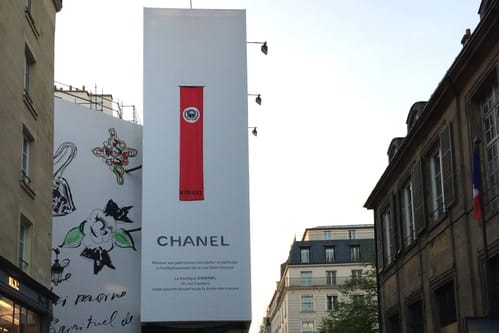 悪名高き覆面ストリートアーティスト KIDULT が Chanel を標的に新たな“犯行”に及ぶ
