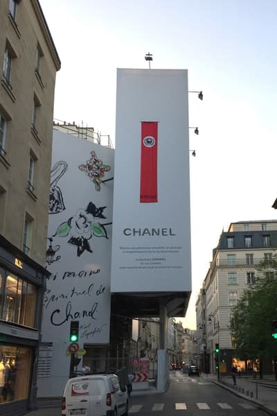 悪名高き覆面ストリートアーティスト KIDULT が Chanel を標的に新たな“犯行”に及ぶ