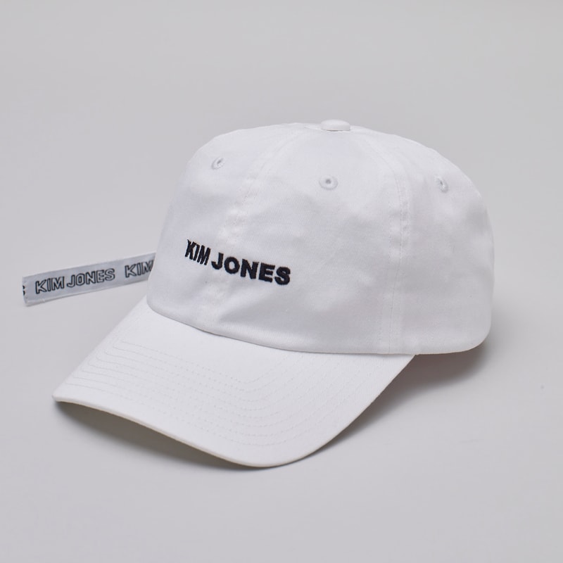 KIM JONES GU PRODUCTION 2018年夏コレクションの発売日＆アイテム詳細が解禁 〈Dior Homme〉を担う重鎮デザイナーが手がけた遊び心たっぷりの最旬スタイルに注目 AMBUSH® アンブッシュ YOON ユン Dior Hommeデ ィオール・オム Kim Jones キム・ジョーンズ Louis Vuitton ルイ・ヴィトン GU ジーユー KIM JONES GU PRODUCTION ジップアップコート テーラードジャケット ベースボールシャツ サイドポケット付きシャツ グラフィックTシャツ ボーダータンクトップ オーバーオール COMME des GARÇONS Shirt コム デ ギャルソン・シャツ トートバッグ ロングストラップ 6パネルキャップ 4月27日 HYPEBEAST ハイプビースト