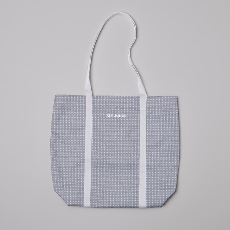 KIM JONES GU PRODUCTION 2018年夏コレクションの発売日&アイテム詳細が解禁 〈Dior Homme〉を担う重鎮デザイナーが手がけた遊び心たっぷりの最旬スタイルに注目 AMBUSH® アンブッシュ YOON ユン Dior Hommeデ ィオール・オム Kim Jones キム・ジョーンズ Louis Vuitton ルイ・ヴィトン GU ジーユー KIM JONES GU PRODUCTION ジップアップコート テーラードジャケット ベースボールシャツ サイドポケット付きシャツ グラフィックTシャツ ボーダータンクトップ オーバーオール COMME des GARÇONS Shirt コム デ ギャルソン・シャツ トートバッグ ロングストラップ 6パネルキャップ 4月27日 HYPEBEAST ハイプビースト