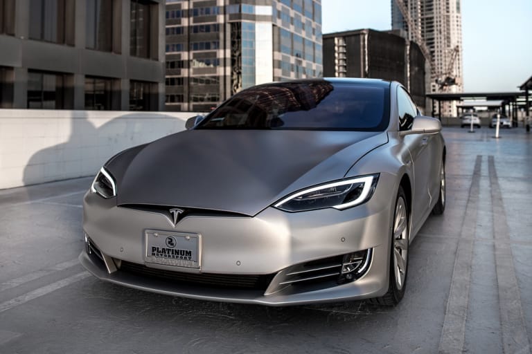 キム・カーダシアンとカニエ・ウェスト夫妻が受け取った特注モデルの Tesla Model S