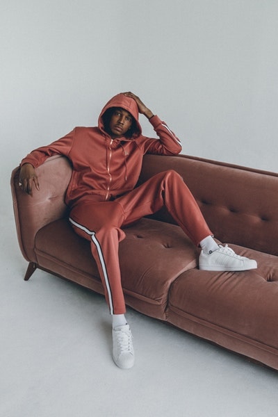 KITH がトレンドアイテムに焦点を当てた最新カプセル “Tracksuit Program” を発表  独特なカラーパレットを採用した玄人必見のアパレルウェアがずらり Nike ナイキ Timberland ティンバーランド Champion チャンピオン Makavelic マキャベリック adidas アディダス Columbia コロンビア コラボレーター ロニー・ファイグ KITH キス Tracksuit Program Brick Dust 赤茶 Vintage Violet 薄紫 Sage Tan トラックスーツ ハーフジップジャケット フーディ Tシャツ キャップ アパレルウェア Fred Perry フレッド・ペリー 月桂樹 65ドル 約7,102円 225ドル 約24,585円 4月27日 オンラインストア HYPEBEAST ハイプビースト