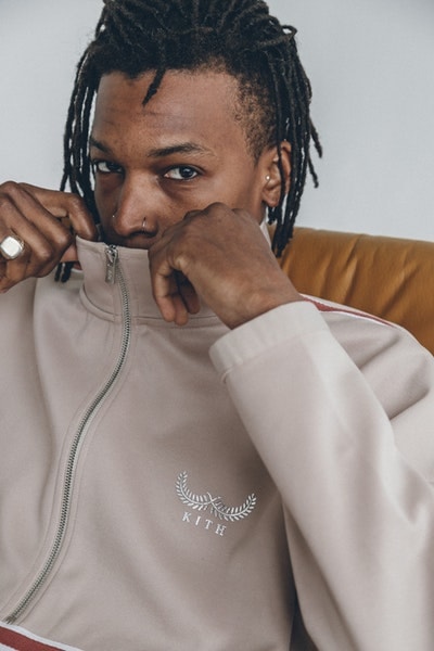 KITH がトレンドアイテムに焦点を当てた最新カプセル “Tracksuit Program” を発表  独特なカラーパレットを採用した玄人必見のアパレルウェアがずらり Nike ナイキ Timberland ティンバーランド Champion チャンピオン Makavelic マキャベリック adidas アディダス Columbia コロンビア コラボレーター ロニー・ファイグ KITH キス Tracksuit Program Brick Dust 赤茶 Vintage Violet 薄紫 Sage Tan トラックスーツ ハーフジップジャケット フーディ Tシャツ キャップ アパレルウェア Fred Perry フレッド・ペリー 月桂樹 65ドル 約7,102円 225ドル 約24,585円 4月27日 オンラインストア HYPEBEAST ハイプビースト