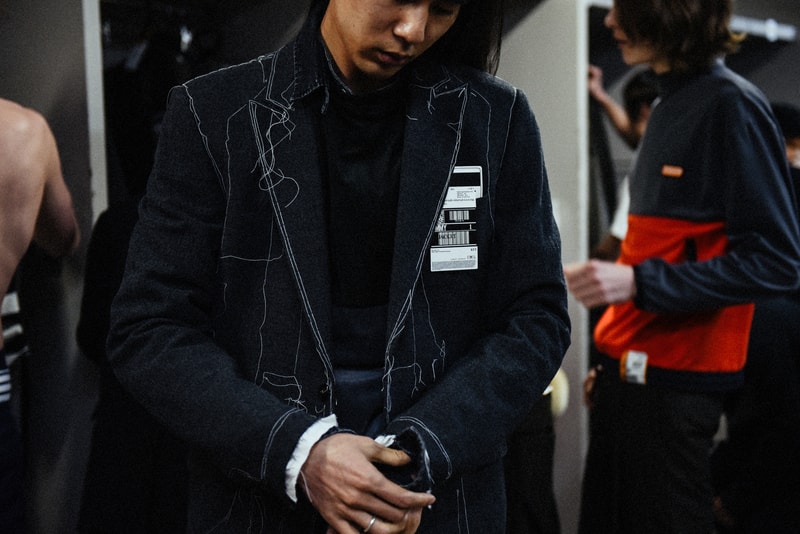 破天荒な演出で観客を虜にした Maison Mihara Yasuhiro 2018年秋冬ランウェイショーにクローズアップ 〈DC Shoes〉とのコラボスニーカー誕生秘話や今後の展望に迫る三原康裕の独占インタビューも敢行 Amazon Fashion Week TOKYO 2018 A/W 3月28日（水） パリ ミラノ ロンドン Maison Mihara Yasuhiro メゾン ミハラヤスヒロ ブランド創設20周年 秩父宮ラグビー場 ランウェイショー 三原康裕 Sosu ソスウ CEO 陵本望援 Proto-Type プロトタイプ 高橋ラムダ MMY SOIL & “PIMP” SESSIONS ソイル アンド ピンプセッションズ Kick a Show キッカショウ IVAN アイヴァン 中野皓 41名 モデル テーラードジャケット デニムジャケット 真壁刀義 鎖付きのモッズコート DC Shoes DCシューズ HYPEBEAST ハイプビースト