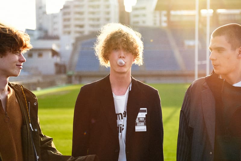 破天荒な演出で観客を虜にした Maison Mihara Yasuhiro 2018年秋冬ランウェイショーにクローズアップ 〈DC Shoes〉とのコラボスニーカー誕生秘話や今後の展望に迫る三原康裕の独占インタビューも敢行 Amazon Fashion Week TOKYO 2018 A/W 3月28日(水) パリ ミラノ ロンドン Maison Mihara Yasuhiro メゾン ミハラヤスヒロ ブランド創設20周年 秩父宮ラグビー場 ランウェイショー 三原康裕 Sosu ソスウ CEO 陵本望援 Proto-Type プロトタイプ 高橋ラムダ MMY SOIL & “PIMP” SESSIONS ソイル アンド ピンプセッションズ Kick a Show キッカショウ IVAN アイヴァン 中野皓 41名 モデル テーラードジャケット デニムジャケット 真壁刀義 鎖付きのモッズコート DC Shoes DCシューズ HYPEBEAST ハイプビースト