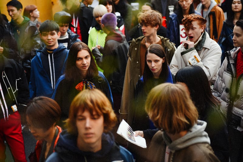破天荒な演出で観客を虜にした Maison Mihara Yasuhiro 2018年秋冬ランウェイショーにクローズアップ