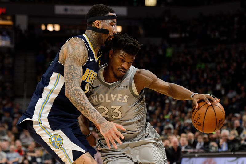 最終日までもつれ込んだ NBA プレイオフ初戦の対戦カードが遂に決定 記事内では2017-18年シーズンの優勝チーム予想アンケートも実施 NBAのレギュラーシーズンが日本時間の4月12日(木)で終了。これにより15日(日)より始まるプレイオフの初戦のカードが決定した。 イースタンカンファレンスはDrake(ドレイク)が愛する球団としてもお馴染み、Dwane Casey(ドウェイン・ケイシー)率いるラプターズが1位抜け。これにより、トロントの初戦はJohn Wall(ジョン・ウォール)やBradley Beal(ブラッドリー・ビール)らを要するウィザーズに決定した。その他のカードは、セルティックス対バックス、シクサーズ対ヒート、キャバリアーズ対ペイサーズという組み合わせに。キャブスは結果としてレギュラーシーズンを4位で終了したが、チーム改編後も驚異的なパフォーマンスを維持する優勝請負人ことLeBron James(レブロン・ジェームズ)がいるため、バスケ界の知識人たちもクリーブランドを優勝候補に挙げている人が多い印象だ。 一方、最後まで熾烈な戦いが繰り広げられていたウェスタンカンファレンス。本日行われたプレイオフ進出を巡る8位 vs 9位の直接対決はホームのティンバーウルブズがナゲッツを下して圏内に滑り込み、ロケッツとの対戦権を獲得した。また、ウォリアーズ対スパーズ、ジャズ対サンダー、トレイルブレイザーズ対ペリカンズと、残りのカードも見逃し厳禁、実力拮抗のものばかり。特に今季のウォリアーズであれば経験豊富なスパーズに喰われる可能性もあるだけに、その後を左右する初戦はNBAファンたちの注目が集まるだろう。 プレイオフの対戦カードが決定したということで、『HYPEBEAST』では優勝予想アンケートを実施。今季は例年以上に波乱があってもおかしくないだけに期待と興奮も一入といったところだが、是非投票という形でご自身のリアルな意見を表明してほしい。