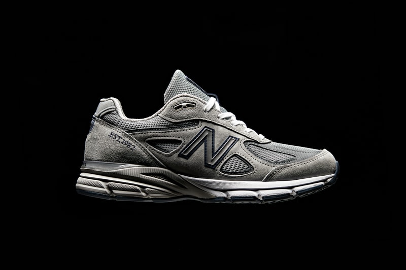 New Balance が伝統の一足のリミテッドエディション 990v4 “1982” を国内限定99足で販売 初代990のオリジナルプライスと同額の100ドルで販売されるとのことだが、肝心の販売場所は…… 〈New Balance（ニュー バランス）〉の“990”シリーズは、オンロード用のランニングシューズとして1982年に誕生以降、常に米国内の工場で製造され、ブランドのクラフトマンシップと機能性を体現し続けている名作だ。その現行モデルである12代目・990v4より、世界1,500足限定のリミテッドエディション、990v4 “1982”が国内でも発売決定。プレミアムピッグスキンスエードとメッシュのコンビネーションアッパーを採用した本作は、〈NB〉のシグネチャーカラーであるグレーを纏い、Nロゴのアウトライン、シュータンにあしらわれたタブ、ヒールデコレーションおよびアウトソールのネイビーが程よい上品さを付与。また、“EST.1982”の刺繍ステッで、“990”シリーズにオマージュを捧げている。  スペシャルなポイントは、シューズデザインに止まらない。990v4 “1982”は初代990のオリジナルプライスと同額の100ドル（日本円または100ドル札のみ使用可能）で販売されるとのことだ。日本国内でのリリースは99足限定で、発売日は4月14日（土）とのことだが、肝心の販売場所で現状判明していることは、“都内某所にポップアップで設置される黒いコンテナ”という情報のみ。詳細は前日13日（金）15時に〈New Balance〉の公式SNSにてアナウンスされるとのことなので、気になる方はブランドからのアップデートを待とう。  ちなみに、自分好みのスニーカーを製作できる〈NB〉のカスタマイズサービス、「NB1」が日本に上陸したことはご存知？ HYPEBEAST ハイプビースト