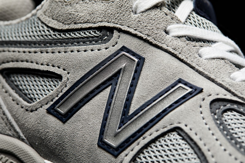 New Balance が伝統の一足のリミテッドエディション 990v4 “1982” を国内限定99足で販売 初代990のオリジナルプライスと同額の100ドルで販売されるとのことだが、肝心の販売場所は…… 〈New Balance（ニュー バランス）〉の“990”シリーズは、オンロード用のランニングシューズとして1982年に誕生以降、常に米国内の工場で製造され、ブランドのクラフトマンシップと機能性を体現し続けている名作だ。その現行モデルである12代目・990v4より、世界1,500足限定のリミテッドエディション、990v4 “1982”が国内でも発売決定。プレミアムピッグスキンスエードとメッシュのコンビネーションアッパーを採用した本作は、〈NB〉のシグネチャーカラーであるグレーを纏い、Nロゴのアウトライン、シュータンにあしらわれたタブ、ヒールデコレーションおよびアウトソールのネイビーが程よい上品さを付与。また、“EST.1982”の刺繍ステッで、“990”シリーズにオマージュを捧げている。  スペシャルなポイントは、シューズデザインに止まらない。990v4 “1982”は初代990のオリジナルプライスと同額の100ドル（日本円または100ドル札のみ使用可能）で販売されるとのことだ。日本国内でのリリースは99足限定で、発売日は4月14日（土）とのことだが、肝心の販売場所で現状判明していることは、“都内某所にポップアップで設置される黒いコンテナ”という情報のみ。詳細は前日13日（金）15時に〈New Balance〉の公式SNSにてアナウンスされるとのことなので、気になる方はブランドからのアップデートを待とう。  ちなみに、自分好みのスニーカーを製作できる〈NB〉のカスタマイズサービス、「NB1」が日本に上陸したことはご存知？ HYPEBEAST ハイプビースト