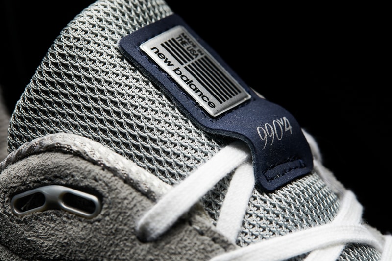 New Balance が伝統の一足のリミテッドエディション 990v4 “1982” を国内限定99足で販売 初代990のオリジナルプライスと同額の100ドルで販売されるとのことだが、肝心の販売場所は…… 〈New Balance（ニュー バランス）〉の“990”シリーズは、オンロード用のランニングシューズとして1982年に誕生以降、常に米国内の工場で製造され、ブランドのクラフトマンシップと機能性を体現し続けている名作だ。その現行モデルである12代目・990v4より、世界1,500足限定のリミテッドエディション、990v4 “1982”が国内でも発売決定。プレミアムピッグスキンスエードとメッシュのコンビネーションアッパーを採用した本作は、〈NB〉のシグネチャーカラーであるグレーを纏い、Nロゴのアウトライン、シュータンにあしらわれたタブ、ヒールデコレーションおよびアウトソールのネイビーが程よい上品さを付与。また、“EST.1982”の刺繍ステッで、“990”シリーズにオマージュを捧げている。  スペシャルなポイントは、シューズデザインに止まらない。990v4 “1982”は初代990のオリジナルプライスと同額の100ドル（日本円または100ドル札のみ使用可能）で販売されるとのことだ。日本国内でのリリースは99足限定で、発売日は4月14日（土）とのことだが、肝心の販売場所で現状判明していることは、“都内某所にポップアップで設置される黒いコンテナ”という情報のみ。詳細は前日13日（金）15時に〈New Balance〉の公式SNSにてアナウンスされるとのことなので、気になる方はブランドからのアップデートを待とう。  ちなみに、自分好みのスニーカーを製作できる〈NB〉のカスタマイズサービス、「NB1」が日本に上陸したことはご存知？ HYPEBEAST ハイプビースト
