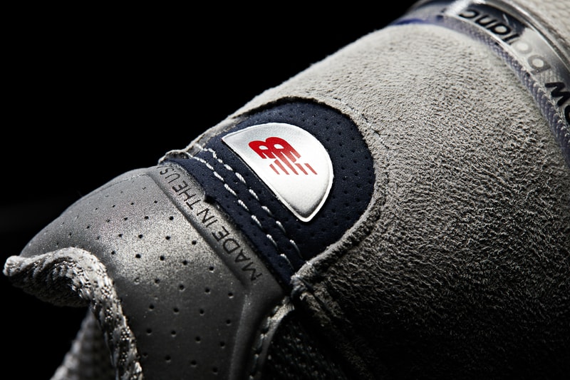 New Balance が伝統の一足のリミテッドエディション 990v4 “1982” を国内限定99足で販売 初代990のオリジナルプライスと同額の100ドルで販売されるとのことだが、肝心の販売場所は…… 〈New Balance（ニュー バランス）〉の“990”シリーズは、オンロード用のランニングシューズとして1982年に誕生以降、常に米国内の工場で製造され、ブランドのクラフトマンシップと機能性を体現し続けている名作だ。その現行モデルである12代目・990v4より、世界1,500足限定のリミテッドエディション、990v4 “1982”が国内でも発売決定。プレミアムピッグスキンスエードとメッシュのコンビネーションアッパーを採用した本作は、〈NB〉のシグネチャーカラーであるグレーを纏い、Nロゴのアウトライン、シュータンにあしらわれたタブ、ヒールデコレーションおよびアウトソールのネイビーが程よい上品さを付与。また、“EST.1982”の刺繍ステッで、“990”シリーズにオマージュを捧げている。  スペシャルなポイントは、シューズデザインに止まらない。990v4 “1982”は初代990のオリジナルプライスと同額の100ドル（日本円または100ドル札のみ使用可能）で販売されるとのことだ。日本国内でのリリースは99足限定で、発売日は4月14日（土）とのことだが、肝心の販売場所で現状判明していることは、“都内某所にポップアップで設置される黒いコンテナ”という情報のみ。詳細は前日13日（金）15時に〈New Balance〉の公式SNSにてアナウンスされるとのことなので、気になる方はブランドからのアップデートを待とう。  ちなみに、自分好みのスニーカーを製作できる〈NB〉のカスタマイズサービス、「NB1」が日本に上陸したことはご存知？ HYPEBEAST ハイプビースト