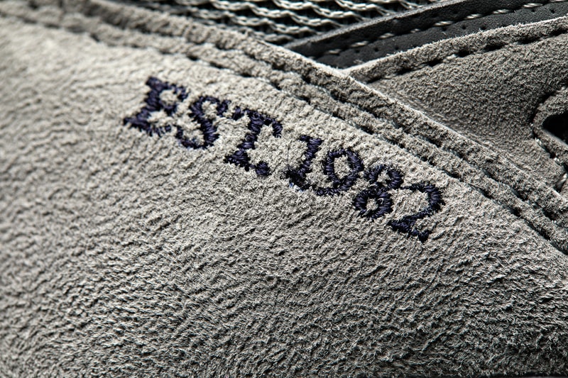 New Balance が伝統の一足のリミテッドエディション 990v4 “1982” を国内限定99足で販売 初代990のオリジナルプライスと同額の100ドルで販売されるとのことだが、肝心の販売場所は…… 〈New Balance（ニュー バランス）〉の“990”シリーズは、オンロード用のランニングシューズとして1982年に誕生以降、常に米国内の工場で製造され、ブランドのクラフトマンシップと機能性を体現し続けている名作だ。その現行モデルである12代目・990v4より、世界1,500足限定のリミテッドエディション、990v4 “1982”が国内でも発売決定。プレミアムピッグスキンスエードとメッシュのコンビネーションアッパーを採用した本作は、〈NB〉のシグネチャーカラーであるグレーを纏い、Nロゴのアウトライン、シュータンにあしらわれたタブ、ヒールデコレーションおよびアウトソールのネイビーが程よい上品さを付与。また、“EST.1982”の刺繍ステッで、“990”シリーズにオマージュを捧げている。  スペシャルなポイントは、シューズデザインに止まらない。990v4 “1982”は初代990のオリジナルプライスと同額の100ドル（日本円または100ドル札のみ使用可能）で販売されるとのことだ。日本国内でのリリースは99足限定で、発売日は4月14日（土）とのことだが、肝心の販売場所で現状判明していることは、“都内某所にポップアップで設置される黒いコンテナ”という情報のみ。詳細は前日13日（金）15時に〈New Balance〉の公式SNSにてアナウンスされるとのことなので、気になる方はブランドからのアップデートを待とう。  ちなみに、自分好みのスニーカーを製作できる〈NB〉のカスタマイズサービス、「NB1」が日本に上陸したことはご存知？ HYPEBEAST ハイプビースト