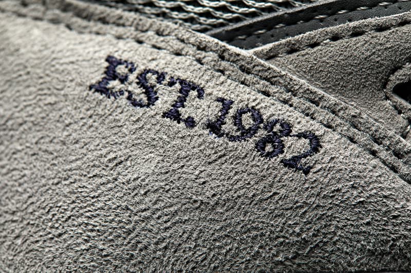 New Balance が伝統の一足のリミテッドエディション 990v4 “1982” を国内限定99足で販売 初代990のオリジナルプライスと同額の100ドルで販売されるとのことだが、肝心の販売場所は…… 〈New Balance(ニュー バランス)〉の“990”シリーズは、オンロード用のランニングシューズとして1982年に誕生以降、常に米国内の工場で製造され、ブランドのクラフトマンシップと機能性を体現し続けている名作だ。その現行モデルである12代目・990v4より、世界1,500足限定のリミテッドエディション、990v4 “1982”が国内でも発売決定。プレミアムピッグスキンスエードとメッシュのコンビネーションアッパーを採用した本作は、〈NB〉のシグネチャーカラーであるグレーを纏い、Nロゴのアウトライン、シュータンにあしらわれたタブ、ヒールデコレーションおよびアウトソールのネイビーが程よい上品さを付与。また、“EST.1982”の刺繍ステッで、“990”シリーズにオマージュを捧げている。 スペシャルなポイントは、シューズデザインに止まらない。990v4 “1982”は初代990のオリジナルプライスと同額の100ドル(日本円または100ドル札のみ使用可能)で販売されるとのことだ。日本国内でのリリースは99足限定で、発売日は4月14日(土)とのことだが、肝心の販売場所で現状判明していることは、“都内某所にポップアップで設置される黒いコンテナ”という情報のみ。詳細は前日13日(金)15時に〈New Balance〉の公式SNSにてアナウンスされるとのことなので、気になる方はブランドからのアップデートを待とう。 ちなみに、自分好みのスニーカーを製作できる〈NB〉のカスタマイズサービス、「NB1」が日本に上陸したことはご存知? HYPEBEAST ハイプビースト
