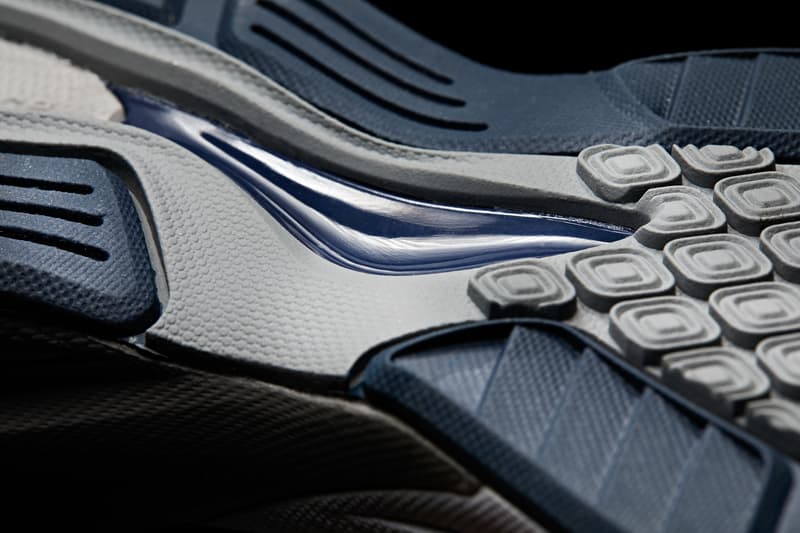 New Balance が伝統の一足のリミテッドエディション 990v4 “1982” を国内限定99足で販売 初代990のオリジナルプライスと同額の100ドルで販売されるとのことだが、肝心の販売場所は…… 〈New Balance（ニュー バランス）〉の“990”シリーズは、オンロード用のランニングシューズとして1982年に誕生以降、常に米国内の工場で製造され、ブランドのクラフトマンシップと機能性を体現し続けている名作だ。その現行モデルである12代目・990v4より、世界1,500足限定のリミテッドエディション、990v4 “1982”が国内でも発売決定。プレミアムピッグスキンスエードとメッシュのコンビネーションアッパーを採用した本作は、〈NB〉のシグネチャーカラーであるグレーを纏い、Nロゴのアウトライン、シュータンにあしらわれたタブ、ヒールデコレーションおよびアウトソールのネイビーが程よい上品さを付与。また、“EST.1982”の刺繍ステッで、“990”シリーズにオマージュを捧げている。  スペシャルなポイントは、シューズデザインに止まらない。990v4 “1982”は初代990のオリジナルプライスと同額の100ドル（日本円または100ドル札のみ使用可能）で販売されるとのことだ。日本国内でのリリースは99足限定で、発売日は4月14日（土）とのことだが、肝心の販売場所で現状判明していることは、“都内某所にポップアップで設置される黒いコンテナ”という情報のみ。詳細は前日13日（金）15時に〈New Balance〉の公式SNSにてアナウンスされるとのことなので、気になる方はブランドからのアップデートを待とう。  ちなみに、自分好みのスニーカーを製作できる〈NB〉のカスタマイズサービス、「NB1」が日本に上陸したことはご存知？ HYPEBEAST ハイプビースト