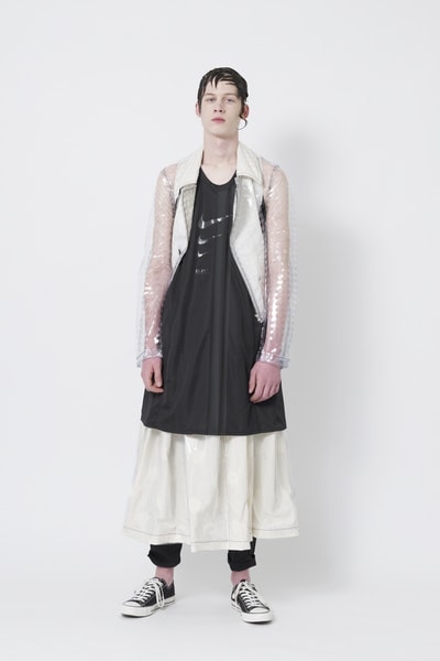 BLACK COMME des GARÇONS x Nike による2018年春夏コラボカプセルの全貌が解禁 スポーツとモードを共存させた川久保玲の意匠を感じるハイブリッドウェアが続々登場 BLACK COMME des GARÇONS ブラック コム デ ギャルソン Nike ナイキ Micheal Jackson マイケル・ジャクソン ディスコシューズ Tailwind Night Track 2018年春夏コラボカプセル 川久保玲 アノラックパーカ PVC ジャケット ロング丈 タンクトップ ドット柄 プリーツスカート Dover Street Market I.T. HYPEBEAST ハイプビースト