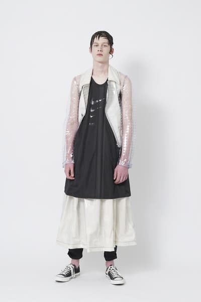 BLACK COMME des GARÇONS x Nike による2018年春夏コラボカプセルの全貌が解禁 スポーツとモードを共存させた川久保玲の意匠を感じるハイブリッドウェアが続々登場 BLACK COMME des GARÇONS ブラック コム デ ギャルソン Nike ナイキ Micheal Jackson マイケル・ジャクソン ディスコシューズ Tailwind Night Track 2018年春夏コラボカプセル 川久保玲 アノラックパーカ PVC ジャケット ロング丈 タンクトップ ドット柄 プリーツスカート Dover Street Market I.T. HYPEBEAST ハイプビースト