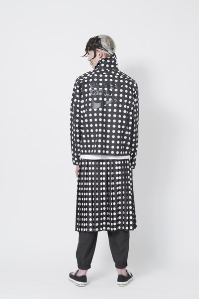 BLACK COMME des GARÇONS x Nike による2018年春夏コラボカプセルの全貌が解禁 スポーツとモードを共存させた川久保玲の意匠を感じるハイブリッドウェアが続々登場 BLACK COMME des GARÇONS ブラック コム デ ギャルソン Nike ナイキ Micheal Jackson マイケル・ジャクソン ディスコシューズ Tailwind Night Track 2018年春夏コラボカプセル 川久保玲 アノラックパーカ PVC ジャケット ロング丈 タンクトップ ドット柄 プリーツスカート Dover Street Market I.T. HYPEBEAST ハイプビースト
