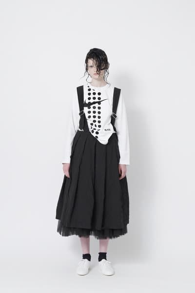 BLACK COMME des GARÇONS x Nike による2018年春夏コラボカプセルの全貌が解禁 スポーツとモードを共存させた川久保玲の意匠を感じるハイブリッドウェアが続々登場 BLACK COMME des GARÇONS ブラック コム デ ギャルソン Nike ナイキ Micheal Jackson マイケル・ジャクソン ディスコシューズ Tailwind Night Track 2018年春夏コラボカプセル 川久保玲 アノラックパーカ PVC ジャケット ロング丈 タンクトップ ドット柄 プリーツスカート Dover Street Market I.T. HYPEBEAST ハイプビースト