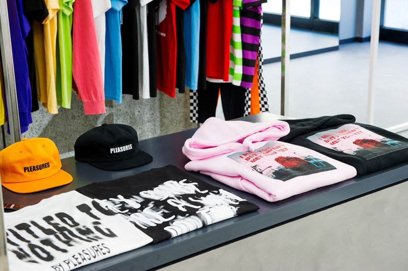 移転によりパワーアップを遂げた『NUBIAN HARAJUKU』の店内を初公開 旧店舗の約5倍にも拡大した新店舗はオンライン上にはないリアルな体験そのものをデザインした洗練された空間に ラグジュアリーストリートの代表格から高感度な国外のヘッズたちが目をつけ出しているアップカミングレーベルまで、“行き届いた”セレクトで信頼を集め、国内外から客足の絶えない『NUBIAN（ヌビアン）』が、原宿店を移転リニューアル。本稿では、一新された店内の様子を世界初公開しよう。  裏原宿から東郷神社の裏手、竹下通りの脇道へとスペースを移した『NUBIAN HARAJUKU』は、『TRUNK(STORE)』や『BEAMS JAPAN』を手がけた経歴を持つ「トラフ建築事務所」に内装協力を依頼し、敷地面積は旧店舗の約5倍に値する90平米にも拡大。左右非対称に広がるコの字型のスペースは、特定のブランドがイベント的に使うポップアップエリア、スケルトン天井の中央エリア、店内奥の高額商品を扱うエリアの3セクションに分割され、ひとつの大きな空間でありながら、高低差や内装材、照明などでエリア毎に個性を持たせている。また、色彩、形状豊かなプロダクトが雑然と見えないよう、店内には随所に幾何学的なインテリアが配置され、そのうちのいくつかはカラフルなフレームで『NUBIAN』の文字を模り、モノトーンな空間にプレイフルな要素をプラス。さらに、中央には純国産高級サウンドシステムを提供する「田口音響研究所」の技術が搭載されたウーファー内蔵のカウンターと高音質スピーカーが鎮座し、ポップアップやDJイベントなど、様々な使い方を許容する“余白”のあるスペースを目指したとのことだ。  オンラインが台頭する中、実店舗において商品と出会う体験そのものをデザインしたいと考えて設計された新生『NUBIAN HARAJUKU』。〈Maison Margiela（メゾン マルジェラ）〉や〈ACRONYM（アクロニウム）〉など、ハイエンドなブランドもストックされたことにより、セレクトショップとしての進化を感じさせるのみならず、今後はよりパワーアップしたプロジェクトが展開されることになるだろう。  『NUBIAN HARAJUKU』の店内の様子は、上の＠フォトギャラリーから。あわせて、『NUBIAN』の主要メンバーである若手敏腕バイヤー幅田将平のストリートスナップもプレイバックしてみてはいかがだろうか。