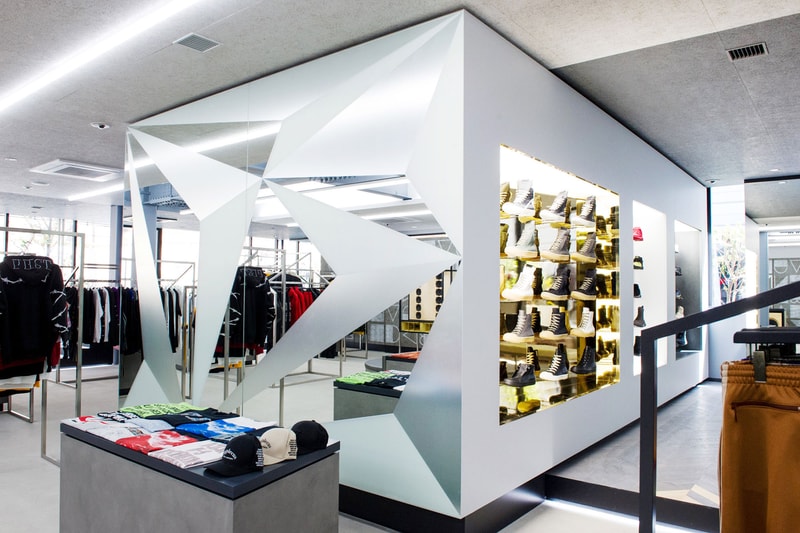 移転によりパワーアップを遂げた『NUBIAN HARAJUKU』の店内を初公開 旧店舗の約5倍にも拡大した新店舗はオンライン上にはないリアルな体験そのものをデザインした洗練された空間に ラグジュアリーストリートの代表格から高感度な国外のヘッズたちが目をつけ出しているアップカミングレーベルまで、“行き届いた”セレクトで信頼を集め、国内外から客足の絶えない『NUBIAN（ヌビアン）』が、原宿店を移転リニューアル。本稿では、一新された店内の様子を世界初公開しよう。  裏原宿から東郷神社の裏手、竹下通りの脇道へとスペースを移した『NUBIAN HARAJUKU』は、『TRUNK(STORE)』や『BEAMS JAPAN』を手がけた経歴を持つ「トラフ建築事務所」に内装協力を依頼し、敷地面積は旧店舗の約5倍に値する90平米にも拡大。左右非対称に広がるコの字型のスペースは、特定のブランドがイベント的に使うポップアップエリア、スケルトン天井の中央エリア、店内奥の高額商品を扱うエリアの3セクションに分割され、ひとつの大きな空間でありながら、高低差や内装材、照明などでエリア毎に個性を持たせている。また、色彩、形状豊かなプロダクトが雑然と見えないよう、店内には随所に幾何学的なインテリアが配置され、そのうちのいくつかはカラフルなフレームで『NUBIAN』の文字を模り、モノトーンな空間にプレイフルな要素をプラス。さらに、中央には純国産高級サウンドシステムを提供する「田口音響研究所」の技術が搭載されたウーファー内蔵のカウンターと高音質スピーカーが鎮座し、ポップアップやDJイベントなど、様々な使い方を許容する“余白”のあるスペースを目指したとのことだ。  オンラインが台頭する中、実店舗において商品と出会う体験そのものをデザインしたいと考えて設計された新生『NUBIAN HARAJUKU』。〈Maison Margiela（メゾン マルジェラ）〉や〈ACRONYM（アクロニウム）〉など、ハイエンドなブランドもストックされたことにより、セレクトショップとしての進化を感じさせるのみならず、今後はよりパワーアップしたプロジェクトが展開されることになるだろう。  『NUBIAN HARAJUKU』の店内の様子は、上の＠フォトギャラリーから。あわせて、『NUBIAN』の主要メンバーである若手敏腕バイヤー幅田将平のストリートスナップもプレイバックしてみてはいかがだろうか。