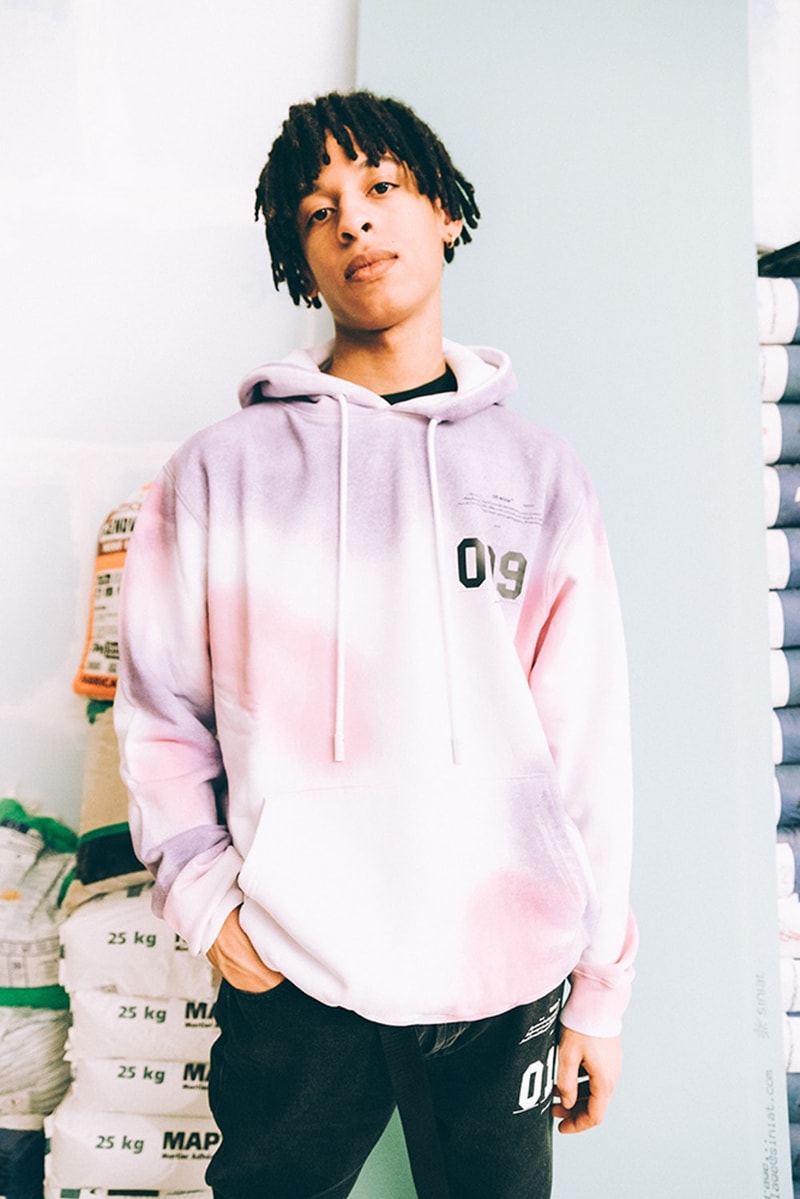 Off-White™️ が東京の旗艦店でカスタマイズイベントを開催 東京店限定のマルチカラーボディも用意され、自分だけの一着を制作できるヴァージルファン垂涎のポップアップ 〈Off-White™️（オフホワイト）〉が、『"SOMETHING & ASSOCIATES" c/o OFF-WHITE™ TOKYO』で“IN ORDER”と題したポップアップ第2弾を開催する。今年1月に『伊勢丹新宿店メンズ館』で催された第1弾からロケーションを東京・南青山にある旗艦店に移して行われる本企画では、Tシャツ、パーカー、スウェット、スウェットパンツ、コートを含む全6型を用意。そして対象商品を購入した人は、0～9の数字とA～Zのアルファベットを合計3文字まで組み合わせることが可能だ。開催期間は、4月27日（金）～5月6日（日）まで。GWを利用して、『"SOMETHING & ASSOCIATES" c/o OFF-WHITE™ TOKYO』まで足を運んでみてはいかがだろうか。  ちなみに、福岡・天神のセレクトショップ『Cherry』が公開したVirgil Abloh（ヴァージル・アブロー）x 村上隆のコラボトートはもうチャックした？  Off-White™️ “IN ORDER” @ "SOMETHING & ASSOCIATES" c/o OFF-WHITE™ TOKYO 住所：東京都港区南青山5-5-25 B1F Tel：03-6712-6839 期間：4月27日（金）〜5月6日（日） 時間：12:00 ~ 20:00 HYPEBEAST