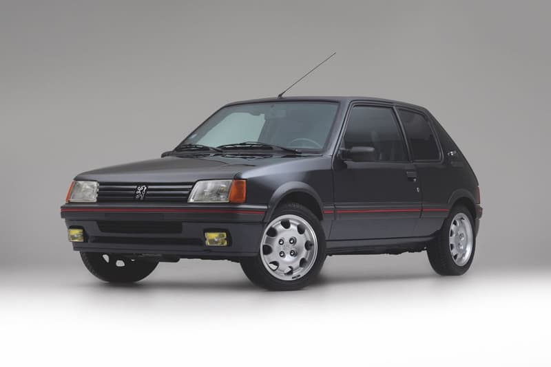 ファッション長者番付の頂点に君臨する“あの人”が所有する Peugeot 205 GTI  世界第4位の大富豪が乗用しなくなった後もコレクションとして長年手元に置き続けた最高のハッチバックをご紹介 社長や政治家、世界的な著名人のクルマといえば、高級リムジンやSUVなどを想像し、今の時代に205 GTIを思い浮かべる人など存在しないだろう。だが、「Peugeot（プジョー）」が1983年から15年にわたり生産した同車は、テレビドラマや雑誌などにも数多く登場し、当時日本では無名だった「Peugeot」の名を世に浸透させた一台であり、WRCやダカール・ラリーでも活躍。また、自動車業界の知識人たちが参加した2016年の「パフォーマンスカー・ショー」では“ベスト・ホットハッチ”に選出され、今なおその人気が色褪せることはない。  上のフォトギャラリーにある205 GTIは、数多くのラグジュアリーブランドを傘下に置く「LVMH（モエ・ヘネシー・ルイ・ヴィトン）」の最高経営責任者（CEO）Bernard Arnault（ベルナール・アルノー）が1990年に購入した一台。このクルマは、Arnault氏がお抱えの運転手なしで日常的に乗る四輪車として購入したものながら、オフロード走行にも耐えうるレベル2の外装を持つオーダー車両なのである。カスタムした箇所は分厚く座り心地のよいシートやメタルフレームに止まらず、サスペンションとブレーキの耐久性は通常の875kgから1,400kgにまで強化。その他にも革張りを施したキャビン、優秀なエアーコンディショナー、そして強力なステアリングと、随所に世界第4位の大富豪らしいこだわりが反映されている。  Arnault氏は乗らなくなった後でも、深い愛着から205 GTIを自身のコレクションとして今日まで所有し続けてきた。だが、その特別な一台がこの度『Art & Revs in Luxemburg』に出品されることに。14,700kmと走行距離も少なく、状態も良好のようなので、気になる方はこちらから詳細をチェックしてみてはいかがだろうか。  カタールの王族が所有していた1995年製のFerrari 456 GTや、男のロマンそのものと言える「Lincoln（リンカーン）」の1964年製オープン式コンチネンタルなど、『HYPEBEAST』が紹介するその他のヴィンテージカーもお見逃しなく。