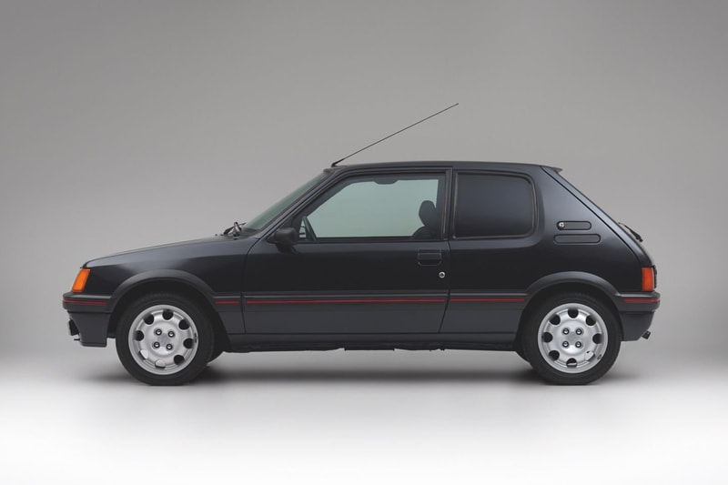 ファッション長者番付の頂点に君臨する“あの人”が所有する Peugeot 205 GTI  世界第4位の大富豪が乗用しなくなった後もコレクションとして長年手元に置き続けた最高のハッチバックをご紹介 社長や政治家、世界的な著名人のクルマといえば、高級リムジンやSUVなどを想像し、今の時代に205 GTIを思い浮かべる人など存在しないだろう。だが、「Peugeot（プジョー）」が1983年から15年にわたり生産した同車は、テレビドラマや雑誌などにも数多く登場し、当時日本では無名だった「Peugeot」の名を世に浸透させた一台であり、WRCやダカール・ラリーでも活躍。また、自動車業界の知識人たちが参加した2016年の「パフォーマンスカー・ショー」では“ベスト・ホットハッチ”に選出され、今なおその人気が色褪せることはない。  上のフォトギャラリーにある205 GTIは、数多くのラグジュアリーブランドを傘下に置く「LVMH（モエ・ヘネシー・ルイ・ヴィトン）」の最高経営責任者（CEO）Bernard Arnault（ベルナール・アルノー）が1990年に購入した一台。このクルマは、Arnault氏がお抱えの運転手なしで日常的に乗る四輪車として購入したものながら、オフロード走行にも耐えうるレベル2の外装を持つオーダー車両なのである。カスタムした箇所は分厚く座り心地のよいシートやメタルフレームに止まらず、サスペンションとブレーキの耐久性は通常の875kgから1,400kgにまで強化。その他にも革張りを施したキャビン、優秀なエアーコンディショナー、そして強力なステアリングと、随所に世界第4位の大富豪らしいこだわりが反映されている。  Arnault氏は乗らなくなった後でも、深い愛着から205 GTIを自身のコレクションとして今日まで所有し続けてきた。だが、その特別な一台がこの度『Art & Revs in Luxemburg』に出品されることに。14,700kmと走行距離も少なく、状態も良好のようなので、気になる方はこちらから詳細をチェックしてみてはいかがだろうか。  カタールの王族が所有していた1995年製のFerrari 456 GTや、男のロマンそのものと言える「Lincoln（リンカーン）」の1964年製オープン式コンチネンタルなど、『HYPEBEAST』が紹介するその他のヴィンテージカーもお見逃しなく。