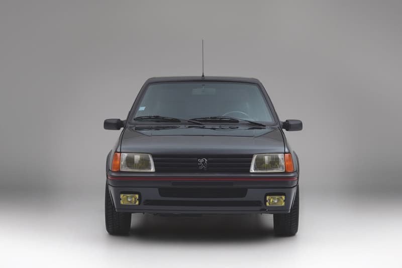 ファッション長者番付の頂点に君臨する“あの人”が所有する Peugeot 205 GTI  世界第4位の大富豪が乗用しなくなった後もコレクションとして長年手元に置き続けた最高のハッチバックをご紹介 社長や政治家、世界的な著名人のクルマといえば、高級リムジンやSUVなどを想像し、今の時代に205 GTIを思い浮かべる人など存在しないだろう。だが、「Peugeot（プジョー）」が1983年から15年にわたり生産した同車は、テレビドラマや雑誌などにも数多く登場し、当時日本では無名だった「Peugeot」の名を世に浸透させた一台であり、WRCやダカール・ラリーでも活躍。また、自動車業界の知識人たちが参加した2016年の「パフォーマンスカー・ショー」では“ベスト・ホットハッチ”に選出され、今なおその人気が色褪せることはない。  上のフォトギャラリーにある205 GTIは、数多くのラグジュアリーブランドを傘下に置く「LVMH（モエ・ヘネシー・ルイ・ヴィトン）」の最高経営責任者（CEO）Bernard Arnault（ベルナール・アルノー）が1990年に購入した一台。このクルマは、Arnault氏がお抱えの運転手なしで日常的に乗る四輪車として購入したものながら、オフロード走行にも耐えうるレベル2の外装を持つオーダー車両なのである。カスタムした箇所は分厚く座り心地のよいシートやメタルフレームに止まらず、サスペンションとブレーキの耐久性は通常の875kgから1,400kgにまで強化。その他にも革張りを施したキャビン、優秀なエアーコンディショナー、そして強力なステアリングと、随所に世界第4位の大富豪らしいこだわりが反映されている。  Arnault氏は乗らなくなった後でも、深い愛着から205 GTIを自身のコレクションとして今日まで所有し続けてきた。だが、その特別な一台がこの度『Art & Revs in Luxemburg』に出品されることに。14,700kmと走行距離も少なく、状態も良好のようなので、気になる方はこちらから詳細をチェックしてみてはいかがだろうか。  カタールの王族が所有していた1995年製のFerrari 456 GTや、男のロマンそのものと言える「Lincoln（リンカーン）」の1964年製オープン式コンチネンタルなど、『HYPEBEAST』が紹介するその他のヴィンテージカーもお見逃しなく。