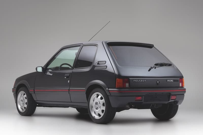 ファッション長者番付の頂点に君臨する“あの人”が所有する Peugeot 205 GTI  世界第4位の大富豪が乗用しなくなった後もコレクションとして長年手元に置き続けた最高のハッチバックをご紹介 社長や政治家、世界的な著名人のクルマといえば、高級リムジンやSUVなどを想像し、今の時代に205 GTIを思い浮かべる人など存在しないだろう。だが、「Peugeot（プジョー）」が1983年から15年にわたり生産した同車は、テレビドラマや雑誌などにも数多く登場し、当時日本では無名だった「Peugeot」の名を世に浸透させた一台であり、WRCやダカール・ラリーでも活躍。また、自動車業界の知識人たちが参加した2016年の「パフォーマンスカー・ショー」では“ベスト・ホットハッチ”に選出され、今なおその人気が色褪せることはない。  上のフォトギャラリーにある205 GTIは、数多くのラグジュアリーブランドを傘下に置く「LVMH（モエ・ヘネシー・ルイ・ヴィトン）」の最高経営責任者（CEO）Bernard Arnault（ベルナール・アルノー）が1990年に購入した一台。このクルマは、Arnault氏がお抱えの運転手なしで日常的に乗る四輪車として購入したものながら、オフロード走行にも耐えうるレベル2の外装を持つオーダー車両なのである。カスタムした箇所は分厚く座り心地のよいシートやメタルフレームに止まらず、サスペンションとブレーキの耐久性は通常の875kgから1,400kgにまで強化。その他にも革張りを施したキャビン、優秀なエアーコンディショナー、そして強力なステアリングと、随所に世界第4位の大富豪らしいこだわりが反映されている。  Arnault氏は乗らなくなった後でも、深い愛着から205 GTIを自身のコレクションとして今日まで所有し続けてきた。だが、その特別な一台がこの度『Art & Revs in Luxemburg』に出品されることに。14,700kmと走行距離も少なく、状態も良好のようなので、気になる方はこちらから詳細をチェックしてみてはいかがだろうか。  カタールの王族が所有していた1995年製のFerrari 456 GTや、男のロマンそのものと言える「Lincoln（リンカーン）」の1964年製オープン式コンチネンタルなど、『HYPEBEAST』が紹介するその他のヴィンテージカーもお見逃しなく。