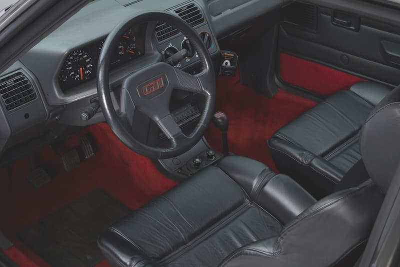ファッション長者番付の頂点に君臨する“あの人”が所有する Peugeot 205 GTI 世界第4位の大富豪が乗用しなくなった後もコレクションとして長年手元に置き続けた最高のハッチバックをご紹介 社長や政治家、世界的な著名人のクルマといえば、高級リムジンやSUVなどを想像し、今の時代に205 GTIを思い浮かべる人など存在しないだろう。だが、「Peugeot(プジョー)」が1983年から15年にわたり生産した同車は、テレビドラマや雑誌などにも数多く登場し、当時日本では無名だった「Peugeot」の名を世に浸透させた一台であり、WRCやダカール・ラリーでも活躍。また、自動車業界の知識人たちが参加した2016年の「パフォーマンスカー・ショー」では“ベスト・ホットハッチ”に選出され、今なおその人気が色褪せることはない。 上のフォトギャラリーにある205 GTIは、数多くのラグジュアリーブランドを傘下に置く「LVMH(モエ・ヘネシー・ルイ・ヴィトン)」の最高経営責任者(CEO)Bernard Arnault(ベルナール・アルノー)が1990年に購入した一台。このクルマは、Arnault氏がお抱えの運転手なしで日常的に乗る四輪車として購入したものながら、オフロード走行にも耐えうるレベル2の外装を持つオーダー車両なのである。カスタムした箇所は分厚く座り心地のよいシートやメタルフレームに止まらず、サスペンションとブレーキの耐久性は通常の875kgから1,400kgにまで強化。その他にも革張りを施したキャビン、優秀なエアーコンディショナー、そして強力なステアリングと、随所に世界第4位の大富豪らしいこだわりが反映されている。 Arnault氏は乗らなくなった後でも、深い愛着から205 GTIを自身のコレクションとして今日まで所有し続けてきた。だが、その特別な一台がこの度『Art & Revs in Luxemburg』に出品されることに。14,700kmと走行距離も少なく、状態も良好のようなので、気になる方はこちらから詳細をチェックしてみてはいかがだろうか。 カタールの王族が所有していた1995年製のFerrari 456 GTや、男のロマンそのものと言える「Lincoln(リンカーン)」の1964年製オープン式コンチネンタルなど、『HYPEBEAST』が紹介するその他のヴィンテージカーもお見逃しなく。
