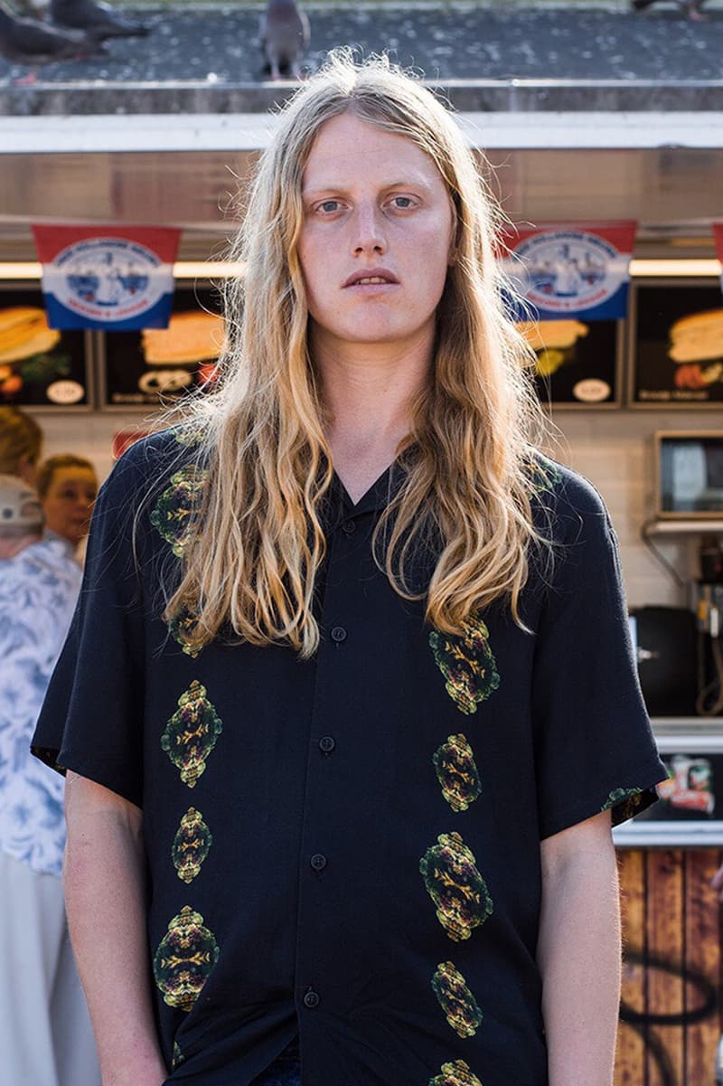 Pop Trading Company x Wayward London より故郷のビーチから着想を得たコラボカプセルが登場 スケートブランドとしての枠組みを越えた爽快感溢れるサマーアイテムがラインアップ  アムステルダム Pop Trading Company ポップ トレーディング カンパニー Palace Wayward Boys Choir PWBC ロンドン スケートレーベル Wayward London ウェイワード・ロンドン ビーチ 海洋生物 コーラルカラー ハワイアンシャツ ロングスリーブTシャツ ショーツ キャップ スケートデッキ Edition Omotesando Hills H Beauty&Youth Goldkiss 吾亦紅 HYPEBEAST ハイプビースト