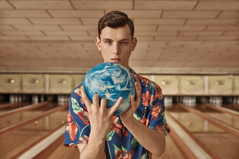 Prada x MR PORTER がボーリングをテーマに掲げた限定カプセルコレクションを発表 クラシックなアイテムを〈Prada〉のデザイン美学でエレガンスに一新  2018年秋冬メンズコレクション Prada Sport プラダスポーツ Prada ラグジュアリーオンラインショップ MR PORTER マドラスチェック模様 ブルゾン ハイビスカス ハワイアン柄 ニットカーディガン フロントフラップトラウザー ヌバック ディアスキン コンビローファー 全32型 HYPEBEAST ハイプビースト