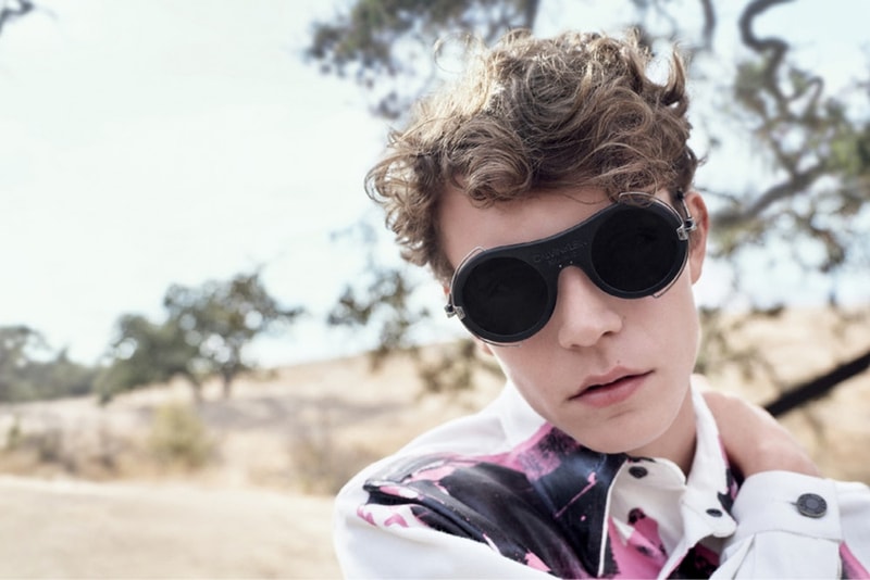 Calvin Klein よりレトロな風貌に包まれた最新アイウェアコレクションが登場 〈Calvin Klein 205W39NYC〉から〈Calvin Klein Jeans〉まで、3ラインすべてに共通してブリッジデザインを採用 Calvin Klein カルバン・クライン チーフクリエイティブオフィサー Raf Simons  ラフ・シモンズ クリエイション力 Nike ナイキ Salvatore Ferragamo サルヴァトーレ・フェラガモ Chloe クロエ Marchon マーション Calvin Klein Jeans プレタポルテライン Calvin Klein 205W39NYC ブリッジ サングラス Dover Street Market Calvin Klein オンラインストア HYPEBEAST ハイプビースト