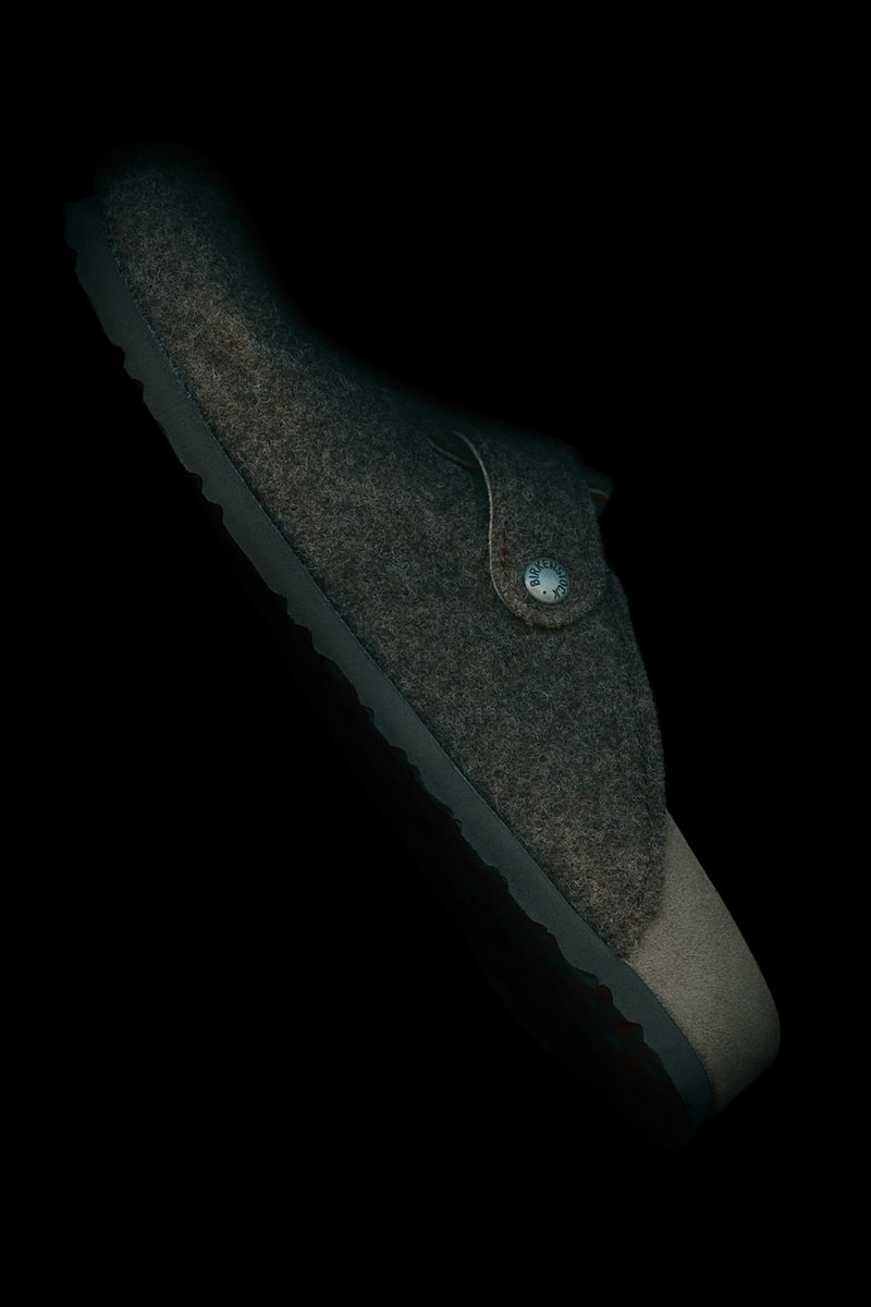 Rick Owens x BIRKENSTOCK の記念すべき初コレクションがベールを脱ぐ 〈BIRKENSTOCK〉の定番モデルに退廃的なゴシック要素を追加 去る1月に発表された〈Rick Owens（リック・オウエンス）〉と〈BIRKENSTOCK（ビルケンシュトック）〉のコラボレーションシリーズがいよいよリリースの時を迎える。  〈BIRKENSTOCK〉の定番モデルであるArizona、Madrid、Bostonをベースに、ラグジュアリーブランドならではの4種類の高級素材（アーミーフェルト、スエード、フルグレインレザー、ロングヘアーカウ）を大胆に使用。3型ともフルレザーのフットベットライニング仕様となっている。カラーリングは、〈Rick Owens〉のセカンドライン〈DRKSHDW（ダークシャドウ）〉がそのままカラー名になった独特のくすんだ色味をはじめ、ブラック、グレー、ブラウンなど、 同ブランドを象徴するような色調で統一されている。 これらのサンダルに加え、3種類のソックスも同時発売となる。  現在〈Rick Owens〉の公式サイトにてプレオーダーを受け付けているが、4月17日（火）より両ブランドの取扱い店にて販売開始予定とのこと。  上のフォトギャラリーよりビジュアルの詳細をチェックし、お気に入りの1足を見つけてみては。