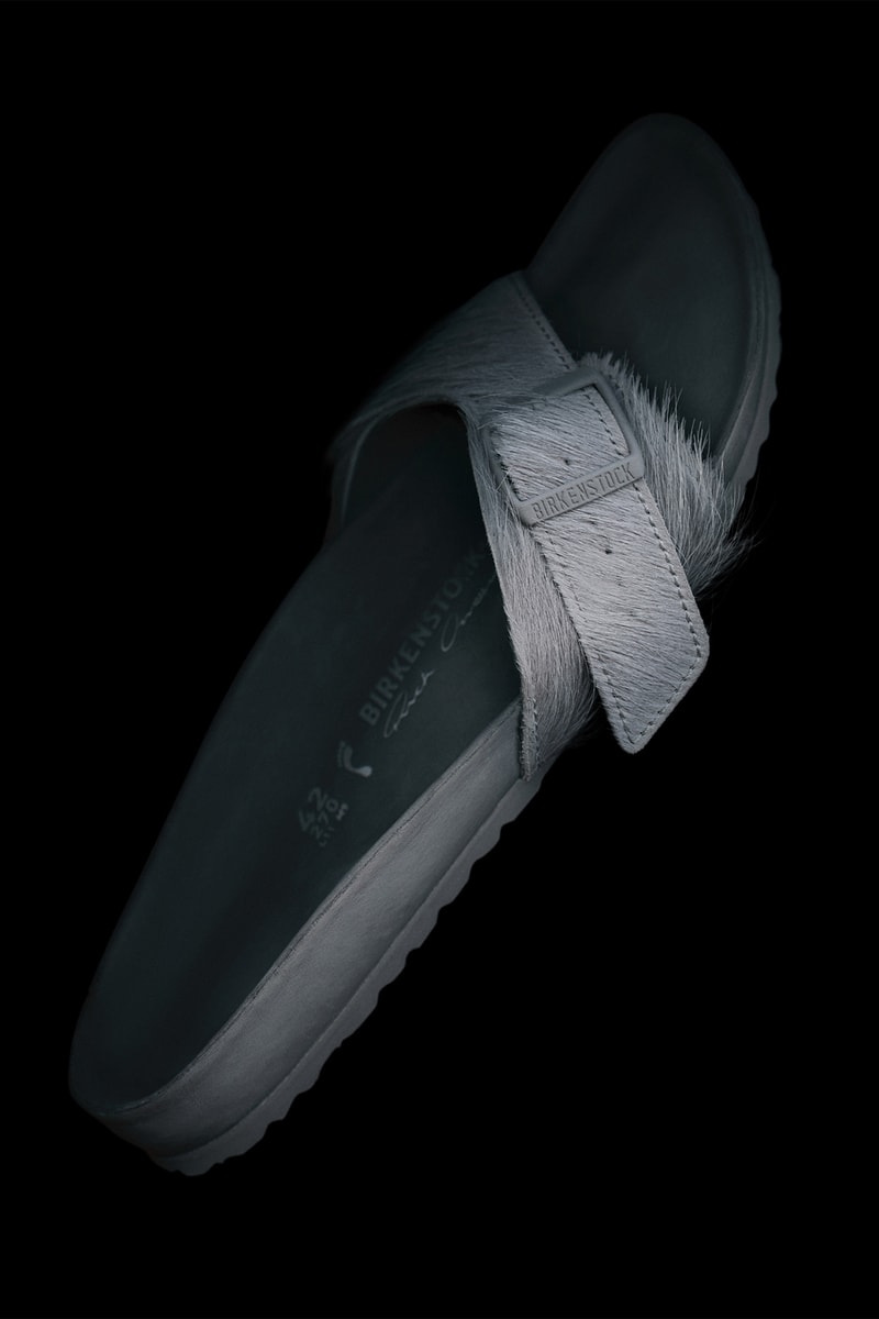 Rick Owens x BIRKENSTOCK の記念すべき初コレクションがベールを脱ぐ 〈BIRKENSTOCK〉の定番モデルに退廃的なゴシック要素を追加 去る1月に発表された〈Rick Owens（リック・オウエンス）〉と〈BIRKENSTOCK（ビルケンシュトック）〉のコラボレーションシリーズがいよいよリリースの時を迎える。  〈BIRKENSTOCK〉の定番モデルであるArizona、Madrid、Bostonをベースに、ラグジュアリーブランドならではの4種類の高級素材（アーミーフェルト、スエード、フルグレインレザー、ロングヘアーカウ）を大胆に使用。3型ともフルレザーのフットベットライニング仕様となっている。カラーリングは、〈Rick Owens〉のセカンドライン〈DRKSHDW（ダークシャドウ）〉がそのままカラー名になった独特のくすんだ色味をはじめ、ブラック、グレー、ブラウンなど、 同ブランドを象徴するような色調で統一されている。 これらのサンダルに加え、3種類のソックスも同時発売となる。  現在〈Rick Owens〉の公式サイトにてプレオーダーを受け付けているが、4月17日（火）より両ブランドの取扱い店にて販売開始予定とのこと。  上のフォトギャラリーよりビジュアルの詳細をチェックし、お気に入りの1足を見つけてみては。