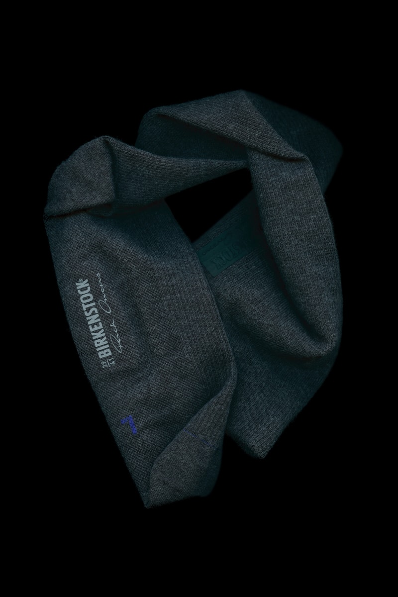 Rick Owens x BIRKENSTOCK の記念すべき初コレクションがベールを脱ぐ 〈BIRKENSTOCK〉の定番モデルに退廃的なゴシック要素を追加 去る1月に発表された〈Rick Owens（リック・オウエンス）〉と〈BIRKENSTOCK（ビルケンシュトック）〉のコラボレーションシリーズがいよいよリリースの時を迎える。  〈BIRKENSTOCK〉の定番モデルであるArizona、Madrid、Bostonをベースに、ラグジュアリーブランドならではの4種類の高級素材（アーミーフェルト、スエード、フルグレインレザー、ロングヘアーカウ）を大胆に使用。3型ともフルレザーのフットベットライニング仕様となっている。カラーリングは、〈Rick Owens〉のセカンドライン〈DRKSHDW（ダークシャドウ）〉がそのままカラー名になった独特のくすんだ色味をはじめ、ブラック、グレー、ブラウンなど、 同ブランドを象徴するような色調で統一されている。 これらのサンダルに加え、3種類のソックスも同時発売となる。  現在〈Rick Owens〉の公式サイトにてプレオーダーを受け付けているが、4月17日（火）より両ブランドの取扱い店にて販売開始予定とのこと。  上のフォトギャラリーよりビジュアルの詳細をチェックし、お気に入りの1足を見つけてみては。
