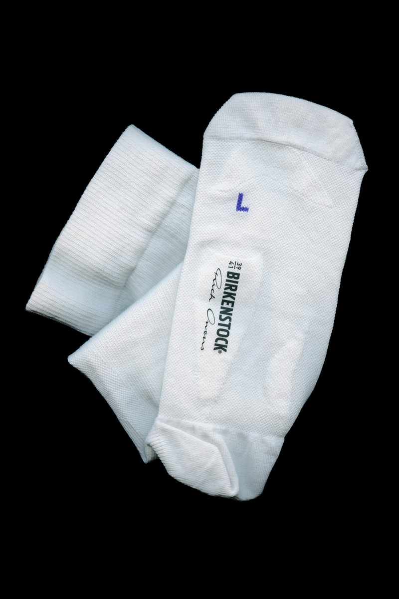 Rick Owens x BIRKENSTOCK の記念すべき初コレクションがベールを脱ぐ 〈BIRKENSTOCK〉の定番モデルに退廃的なゴシック要素を追加 去る1月に発表された〈Rick Owens（リック・オウエンス）〉と〈BIRKENSTOCK（ビルケンシュトック）〉のコラボレーションシリーズがいよいよリリースの時を迎える。  〈BIRKENSTOCK〉の定番モデルであるArizona、Madrid、Bostonをベースに、ラグジュアリーブランドならではの4種類の高級素材（アーミーフェルト、スエード、フルグレインレザー、ロングヘアーカウ）を大胆に使用。3型ともフルレザーのフットベットライニング仕様となっている。カラーリングは、〈Rick Owens〉のセカンドライン〈DRKSHDW（ダークシャドウ）〉がそのままカラー名になった独特のくすんだ色味をはじめ、ブラック、グレー、ブラウンなど、 同ブランドを象徴するような色調で統一されている。 これらのサンダルに加え、3種類のソックスも同時発売となる。  現在〈Rick Owens〉の公式サイトにてプレオーダーを受け付けているが、4月17日（火）より両ブランドの取扱い店にて販売開始予定とのこと。  上のフォトギャラリーよりビジュアルの詳細をチェックし、お気に入りの1足を見つけてみては。